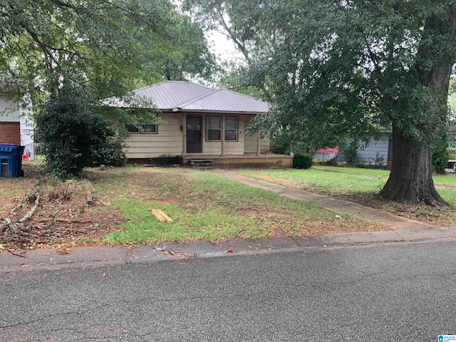 view of front of home featuring a front yard