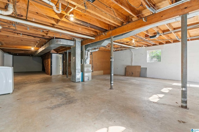 basement with washer / clothes dryer and heating unit