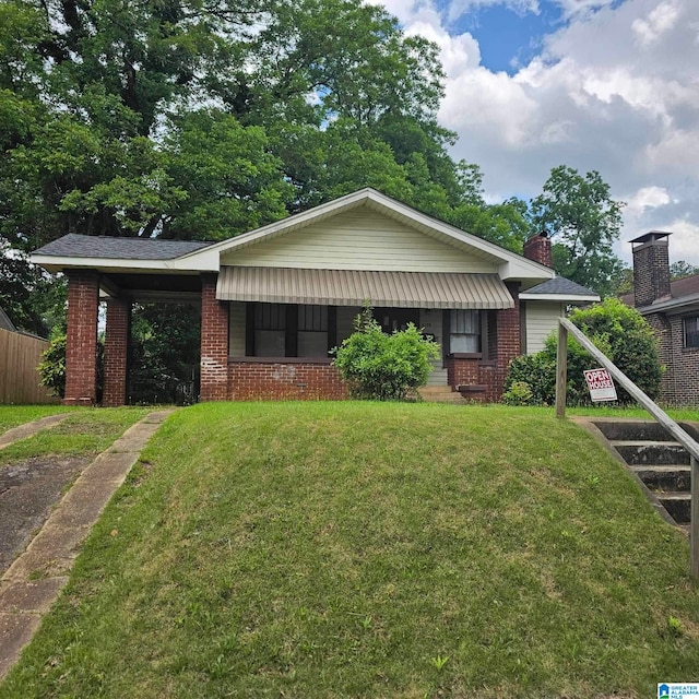 single story home with a front lawn