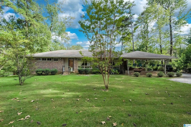 view of front of house with a carport and a front yard