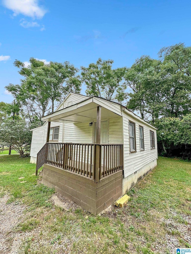 exterior space featuring a yard