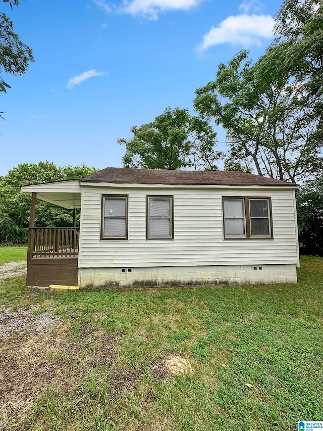 manufactured / mobile home featuring a front lawn