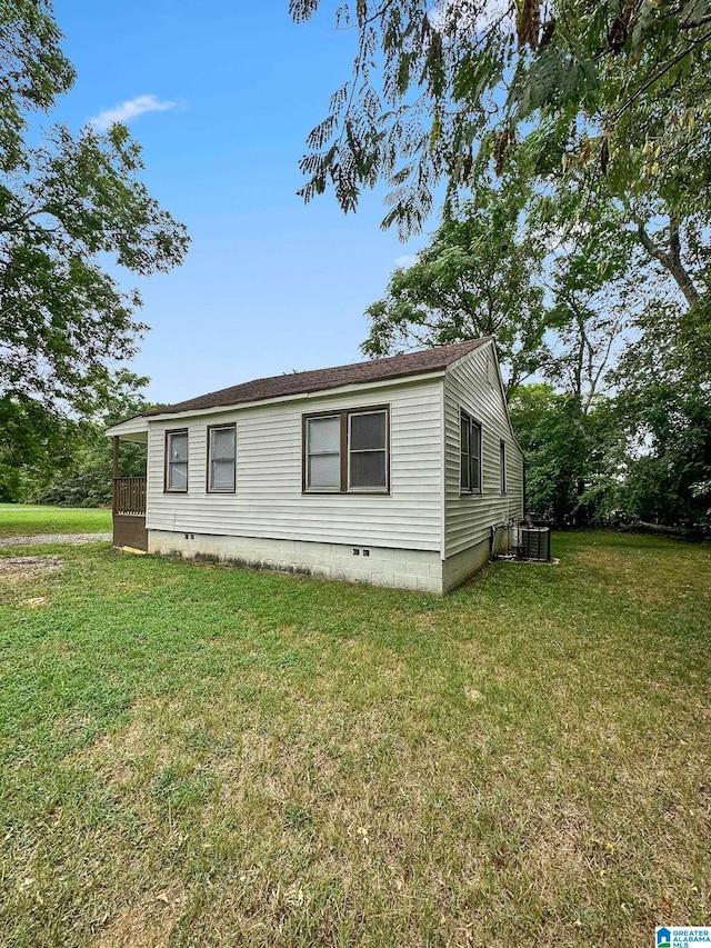 manufactured / mobile home with cooling unit and a front yard