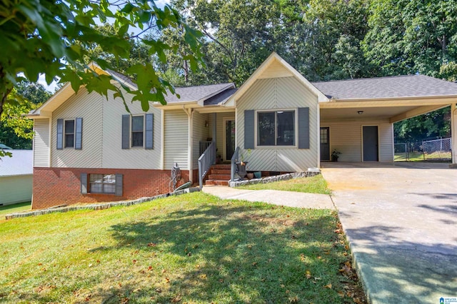 view of front of home featuring a carport and a front yard