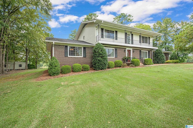 view of front of property featuring a front yard