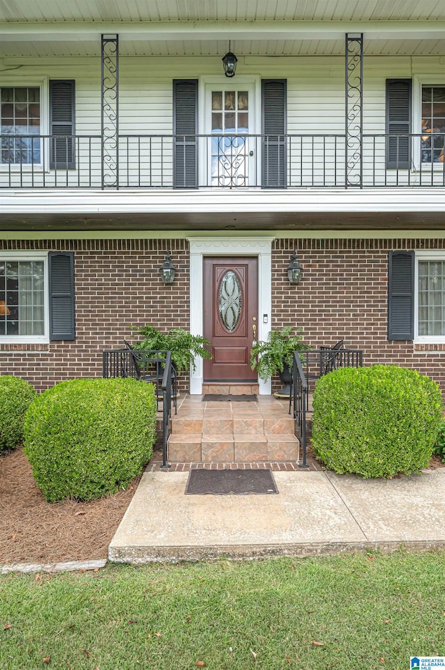 property entrance featuring a balcony