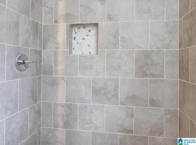 bathroom featuring tiled shower