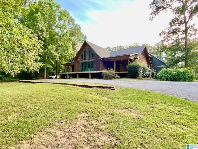 view of front facade featuring a front lawn