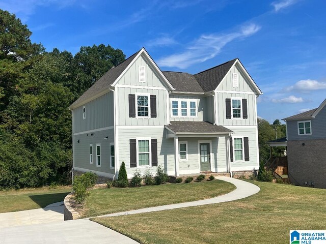 view of front of house featuring a front lawn