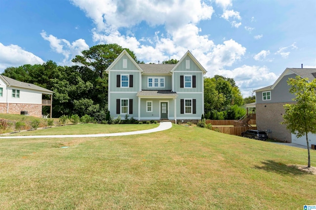 view of front facade featuring a front yard