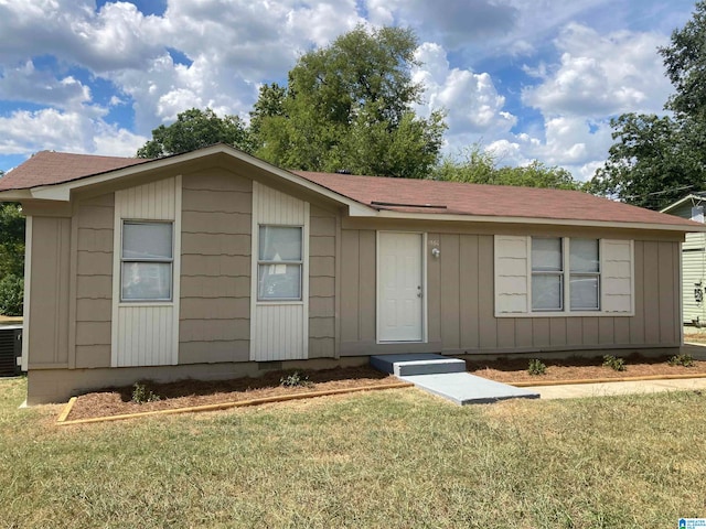 view of front of house featuring a front lawn