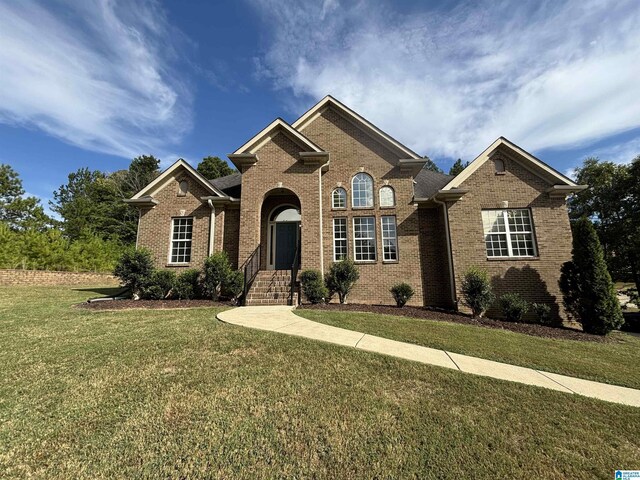 view of front of home featuring a front yard