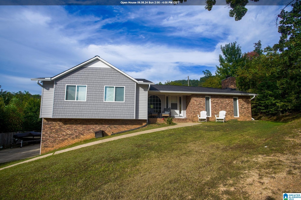 view of front of property featuring a front yard