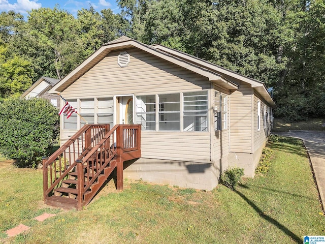 view of front of property with a front yard