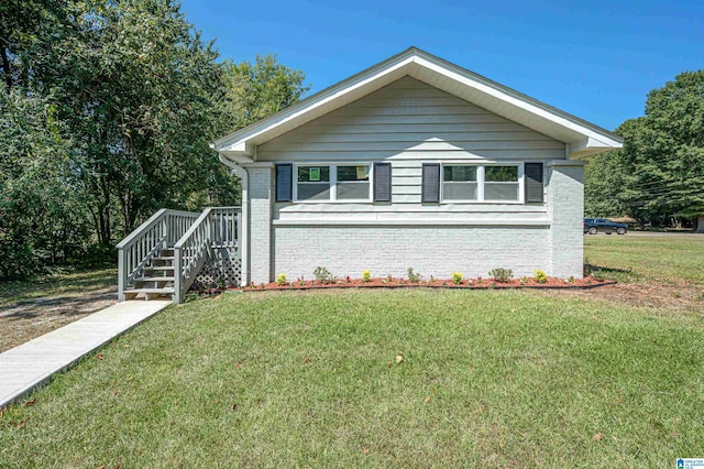 view of front of house featuring a front lawn