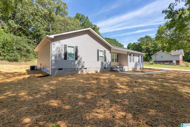 view of front of house featuring a front lawn and cooling unit