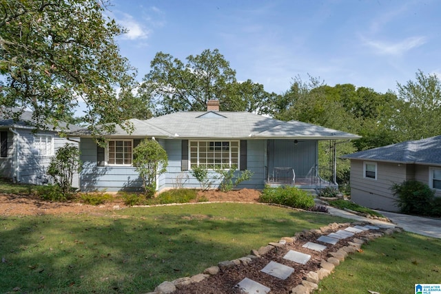 single story home with a front lawn