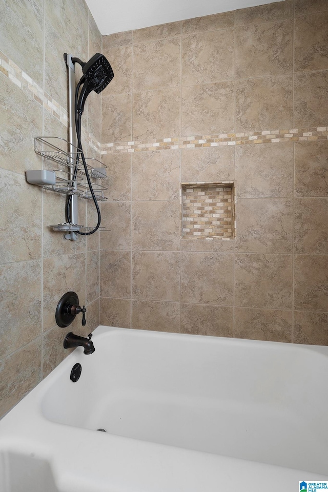 bathroom with tiled shower / bath