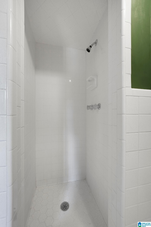 bathroom featuring tiled shower