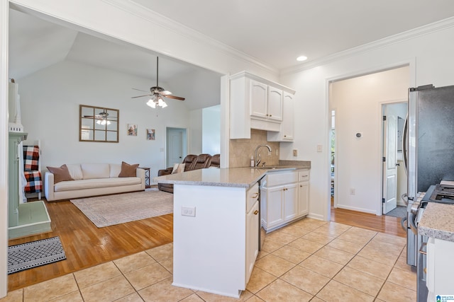 kitchen with white cabinetry, light hardwood / wood-style flooring, kitchen peninsula, and ceiling fan