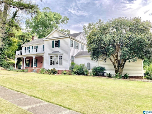 view of front of house featuring a front lawn and a porch