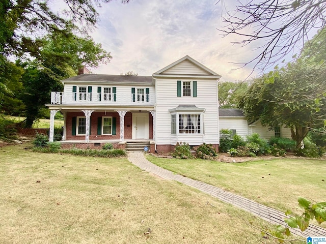 view of front of house featuring a front yard and covered porch