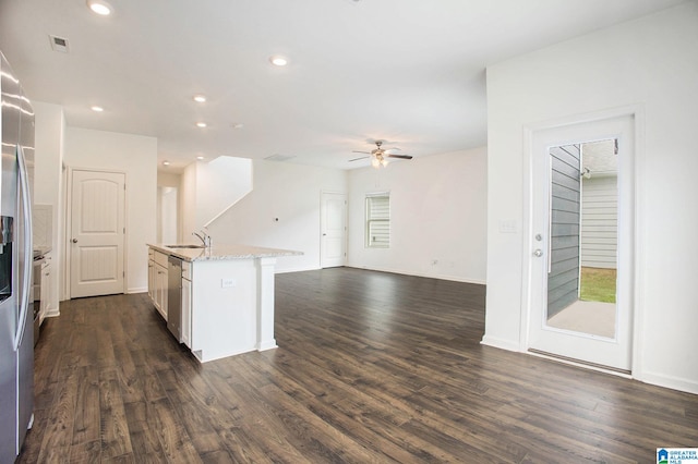 kitchen with dark hardwood / wood-style flooring, sink, ceiling fan, a center island with sink, and stainless steel dishwasher