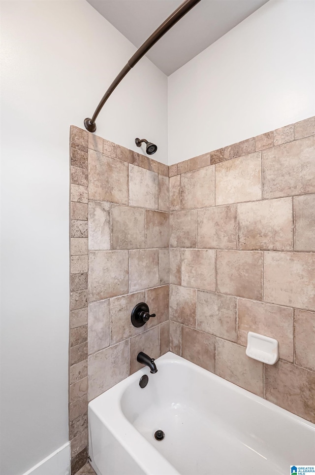 bathroom featuring tiled shower / bath combo