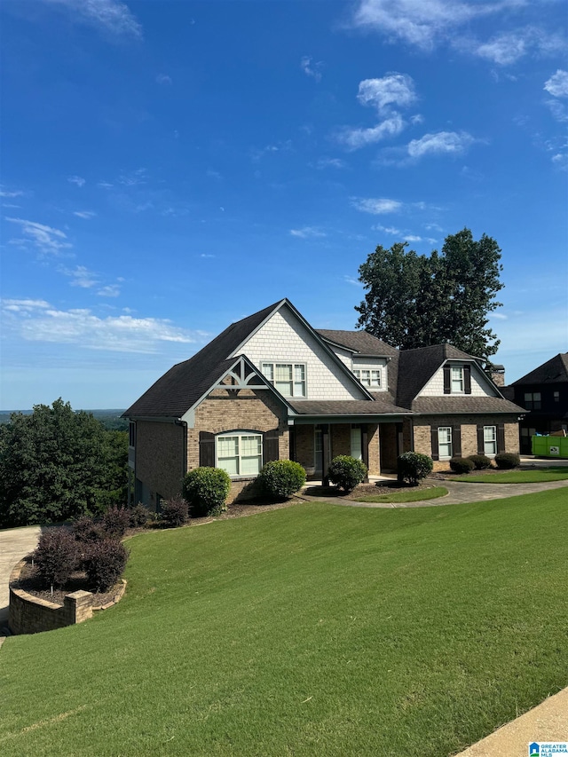 view of front of property featuring a front yard