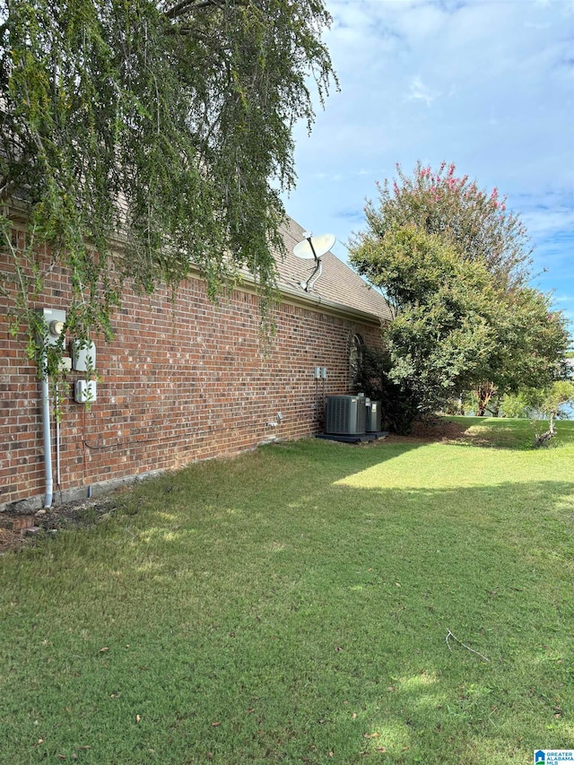 view of yard featuring central AC unit