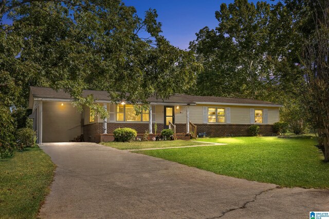 view of front facade featuring a front lawn