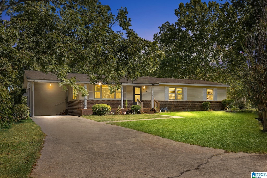 view of front facade featuring a front lawn