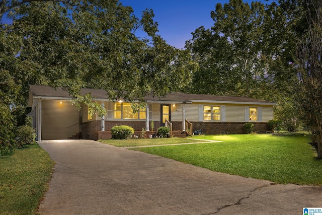 view of front facade featuring a front lawn