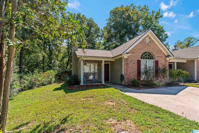 view of front of property featuring a front lawn and covered porch