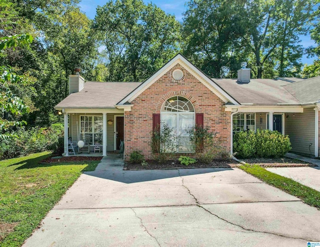 view of front of house featuring covered porch and a front yard