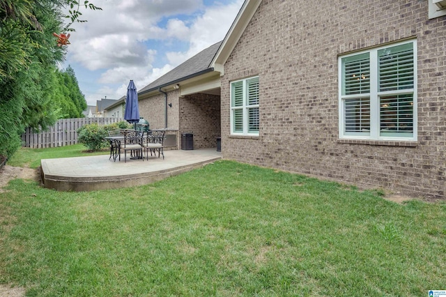 view of yard featuring a patio