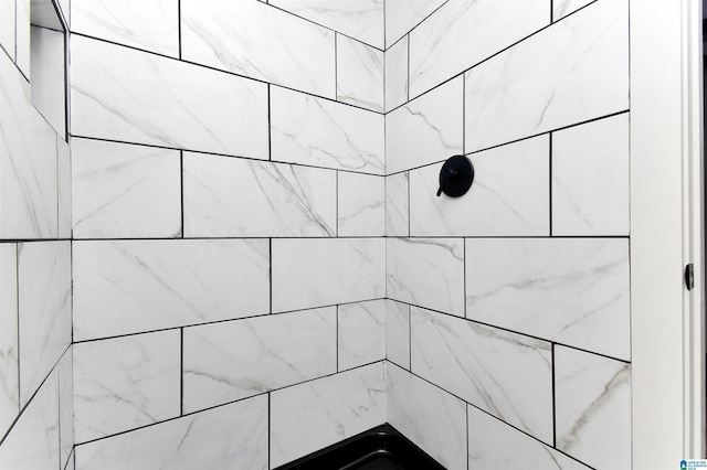 207 Friendship Cir, Clanton, AL 35045 - details featuring a tile shower