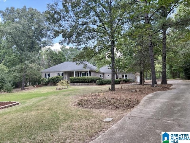 single story home with a front yard