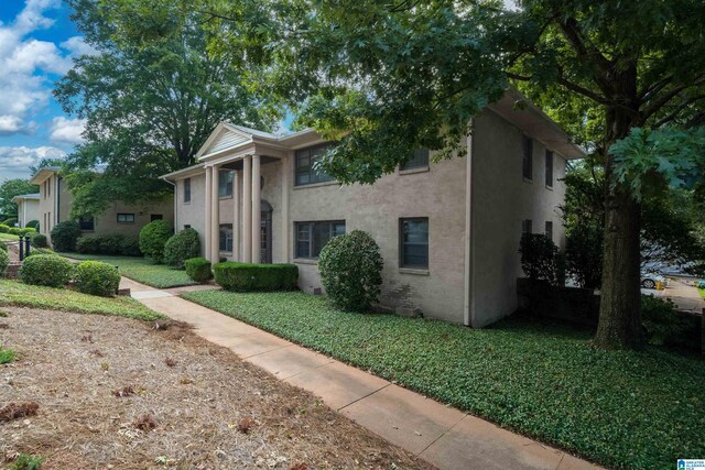 view of front facade featuring a front lawn