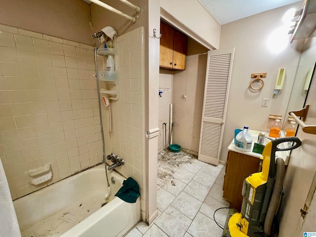 bathroom featuring vanity and tiled shower / bath