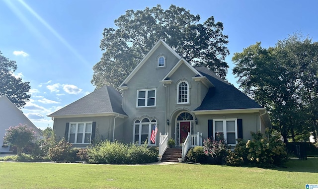 front facade featuring a front yard