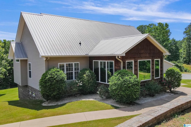 view of front of house with a front lawn