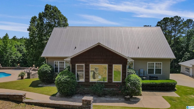 view of front of property featuring a front lawn