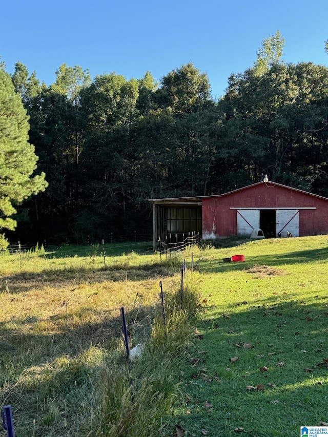 view of yard with an outdoor structure