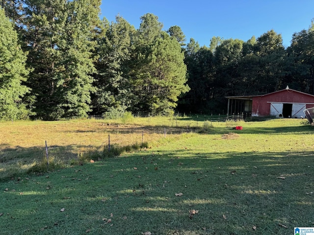 view of yard with an outdoor structure