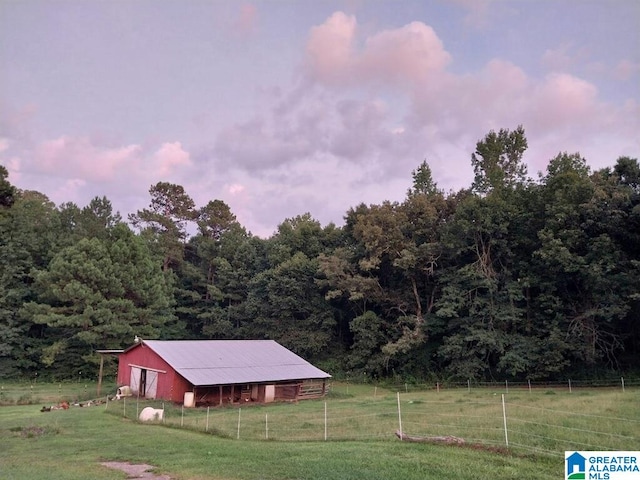 view of yard featuring an outdoor structure and a rural view