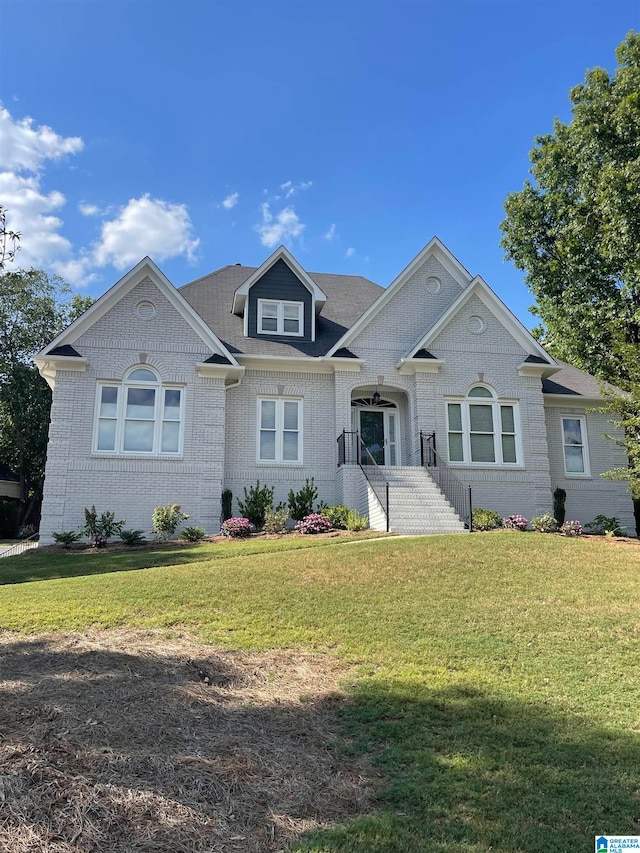 view of front facade featuring a front lawn