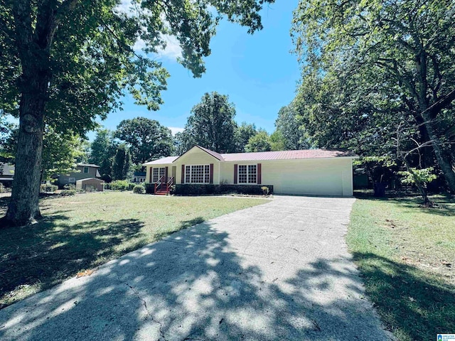 single story home with a front yard