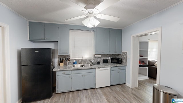 kitchen with gray cabinetry, light wood-type flooring, sink, black appliances, and ceiling fan