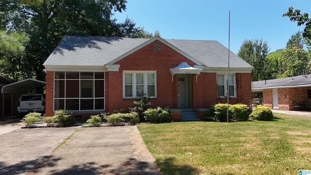 view of front facade featuring a front yard and a carport